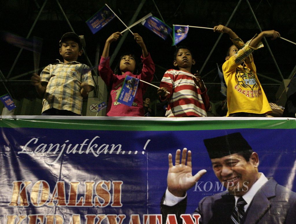 Sejumlah warga dan anak-anak yang tergabung dalam People Aspiration Center (Peace) mengibarkan bendera bergambar Presiden Susilo Bambang Yudhoyono saat berlangsung Deklarasi Koalisi Kerakyatan di Jakarta, Minggu (3/5/2009). Salah satu isi deklarasi Koalisi Kerakyatan adalah mendukung H Susilo Bambang Yudhoyono menjadi presiden kembali serta menghormati dan mendukung hasil pemilu legislatif pada 9 April 2009. 