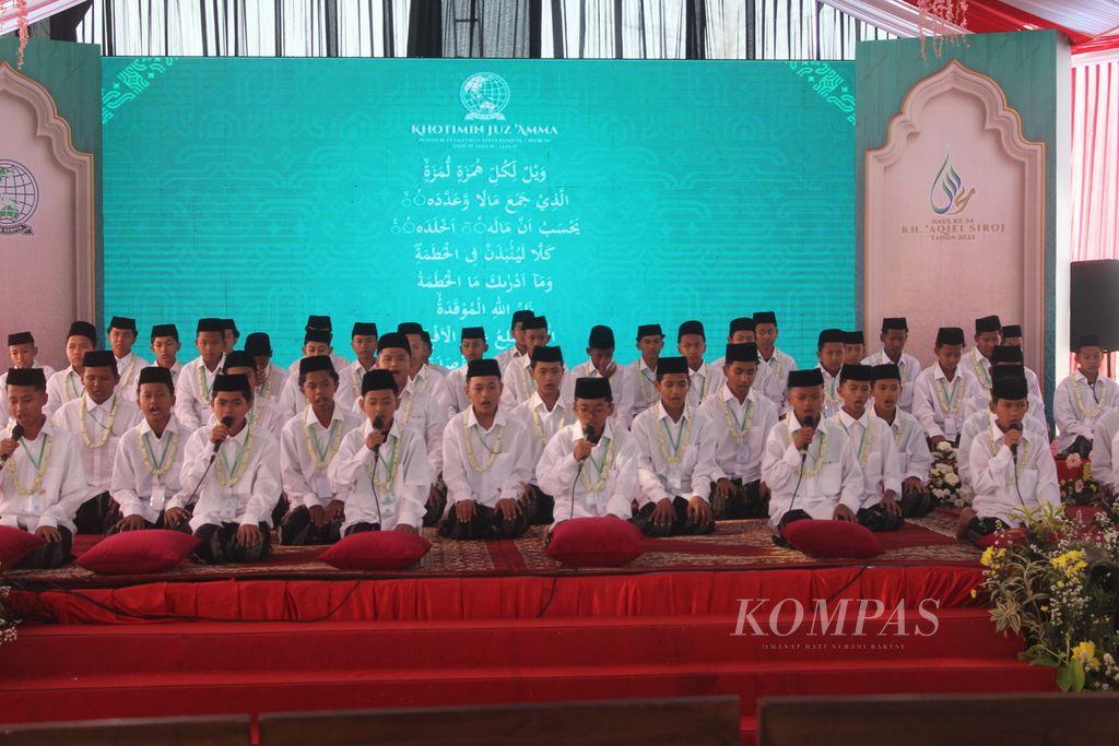 Sejumlah santri membaca Al Quran sebelum menyambut kedatangan Wakil Presiden Maruf Amin di Pondok Pesantren Kiai Haji Aqiel Siroj (KHAS) Kempek di Kabupaten Cirebon, Jawa Barat, Sabtu (26/8/2023). Wapres Amin hadir dalam peringatan haul ke-34 KH Aqiel Siroj.