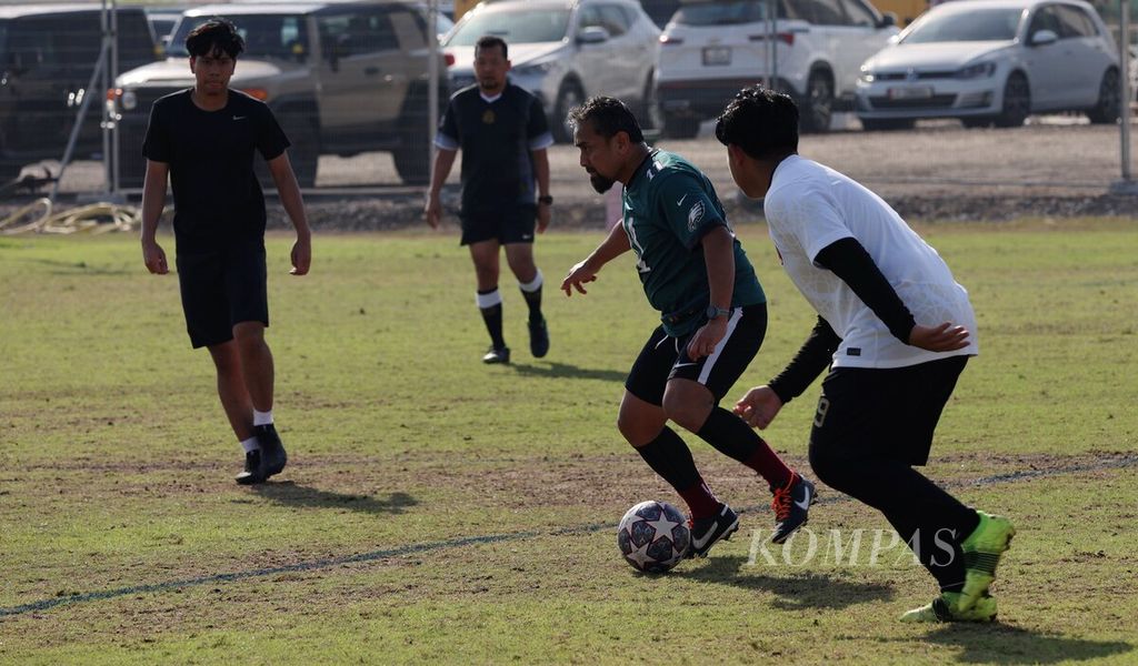 Suasana pertandingan sepak bola yang dilakukan komunitas diaspora Indonesia di lapangan Doha Sports Club di Al Egla, Lusail, Minggu (20/1/2024).