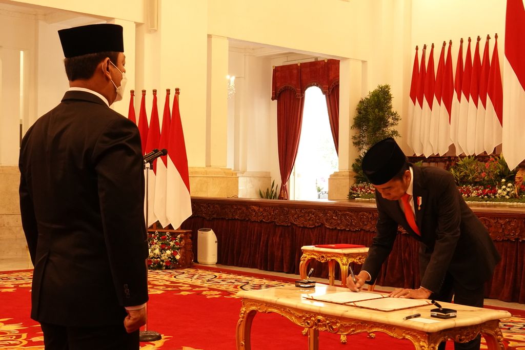 Presiden Joko Widodo menandatangani berita acara pelantikan Hendrar Prihadi menjadi Kepala Lembaga Kebijakan Pengadaan Barang/Jasa Pemerintah (LKPP) masa jabatan 2022-2027, Senin (10/10/2022) pagi, di Istana Negara, Jakarta.
