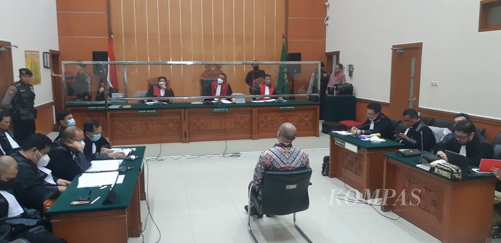 Terdakwa Irjen Teddy Minahasa, eks Kapolda Sumatera Barat, menjalani sidang tuntutan dalam perkara peredaran narkoba di Pengadilan Negeri Jakarta Barat, Jakarta, Kamis (30/3/2023).