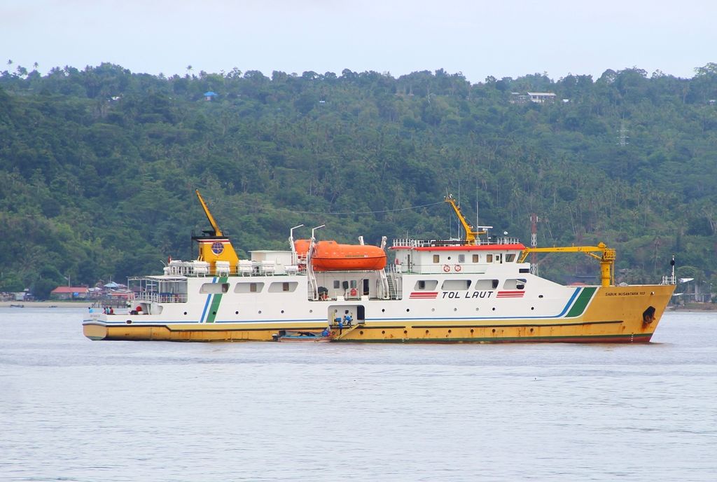Kapal perintis untuk mengangkut barang tol laut berlabuh di Teluk Ambon, Kota Ambon, Maluku, pada Senin (13/1/2020). Sejak beroperasi pada awal 2016, tol laut belum memberikan dampak yang berarti bagi masyarakat Maluku. Tol laut terkesan menguntungkan pengusaha.
