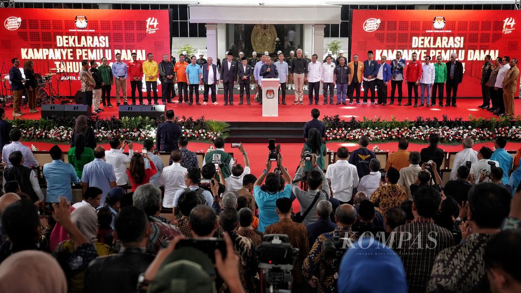 Suasana saat Ketua Komisi Pemilihan Umum (KPU) Hasyim Asyari memimpin pembacaan Deklarasi Kampanye Pemilu Damai Tahun 2024 di halaman Kantor Komisi Pemilihan Umum (KPU), Jakarta, Senin (27/11/2023). 