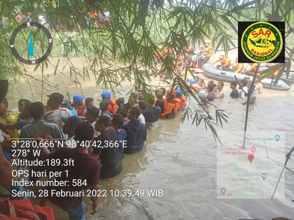 Tim SAR gabungan bersama warga menarik mobil yang terseret banjir di sungai di Desa Simeme, Kecamatan Deli Tua, Kabupaten Deli Serdang, Senin (28/2/2022). Empat meninggal dan satu selamat dalam kejadian itu. 