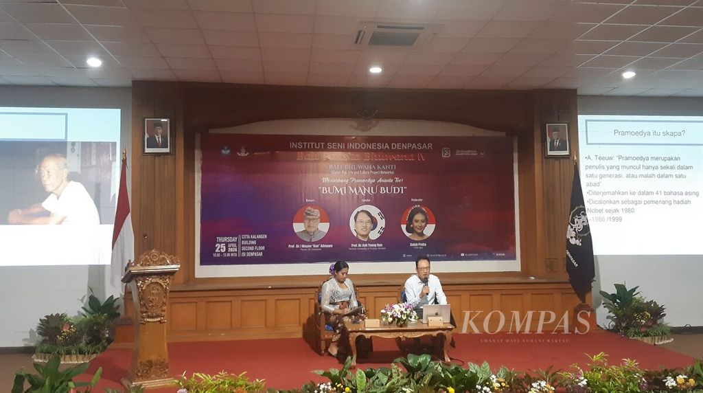 ISI Denpasar, Kamis (25/4/2024), mengadakan seminar Bali Bhuwana Kanti dengan tema ”Menimbang Pramoedya Ananta Toer, Bumi Manu Budi” di Gedung Citta Kelangen ISI Denpasar, Kota Denpasar, Kamis (25/4/2024). Pengarang buku <i>Pramoedya Menggugat, Melacak Jejak Indonesia,</i> Koh Young Hun (kanan), memaparkan pandangannya tentang sosok dan karya sastrawan Pramoedya Ananta Toer.