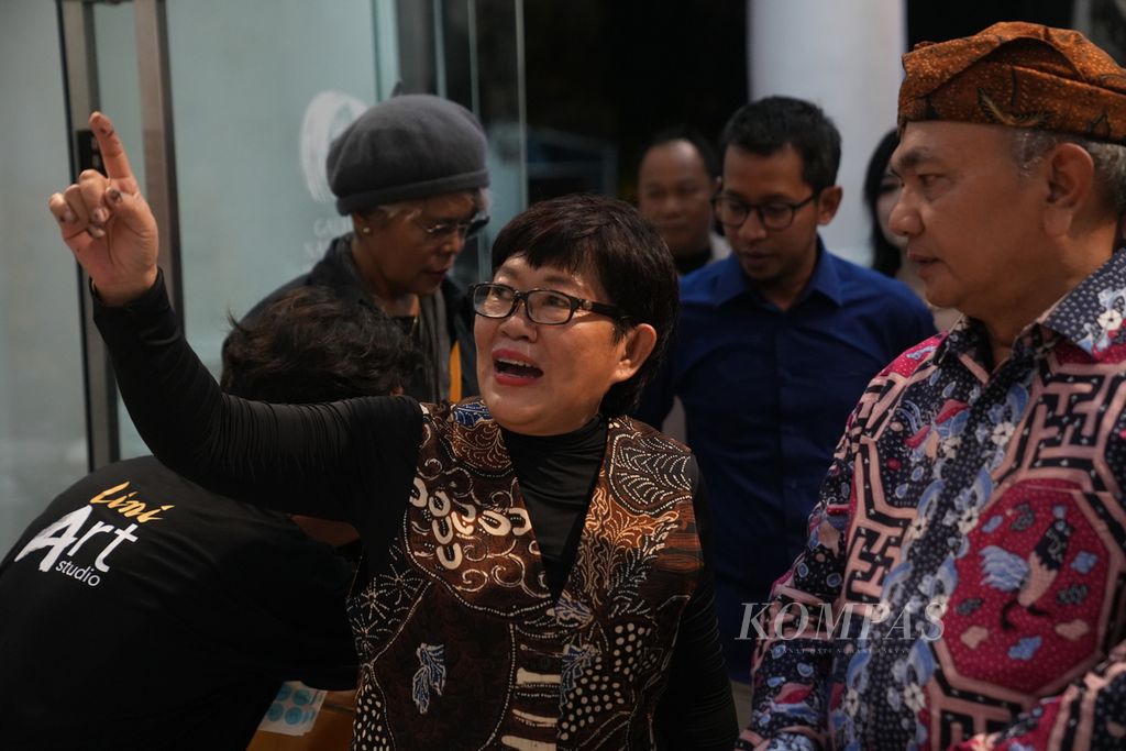 Lini Natalini Widhiasi dalam Pameran Tunggal Seni Rupa yang bertajuk <i>Infinity Yin Yang</i> di Galeri Nasional Indonesia, Jakarta Pusat, Selasa (3/9/2024). Pameran yang dikuratori oleh Citra Smara Dewi berlangsung hingga 3 Oktober 2024. Pameran menampilkan karya-karya instalasi dengan medium logam aluminium. Karya Lini Natalini Widhiasi yang berjudul &quot;Passion and Hope&quot; juga telah menjadi koleksi Galeri Nasional Indonesia. 