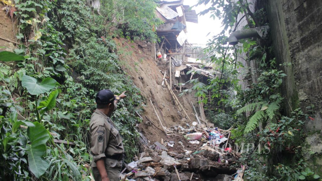 Rumah runtuh akibat longsor di kelurahan hegarmanah bandung jawa barat 