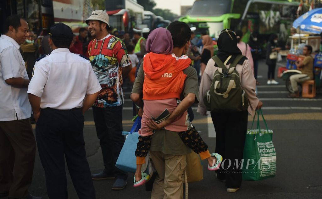 Gubernur Jawa Timur Khofifah Indar Parawansa melepas keberangkatan 3.554 pemudik dengan 90 bus dari Surabaya menuju beberapa daerah se-Jatim, tahun 2023 lalu.