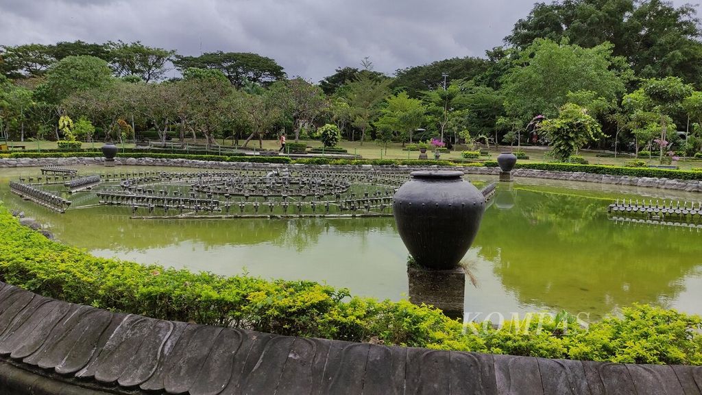 Kolam air mancur di Taman Kota Sewaka Dharma, Dauh Puri Kaja, Denpasar Utara, seperti pada Selasa (26/7/2022), menambah keasrian taman kota, yang kerap didatangi warga Kota Denpasar untuk berekreasi ataupun berolahraga. 