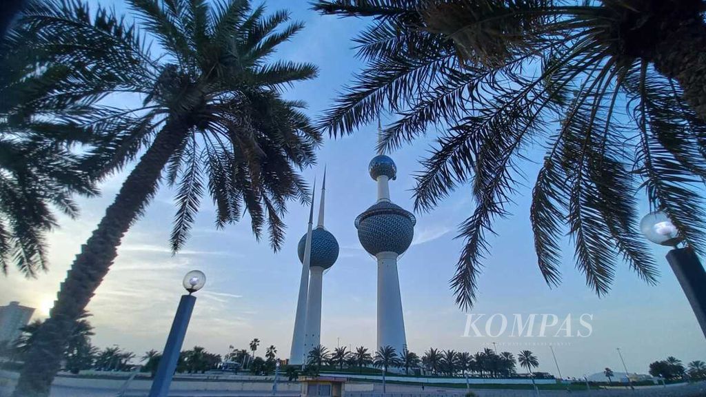 Kuwait Tower tampak megah berdiri. Tower itu melambangkan kemajuan Kuwait. Foto diambil pada Minggu (4/6/2023) di Kuwait City.