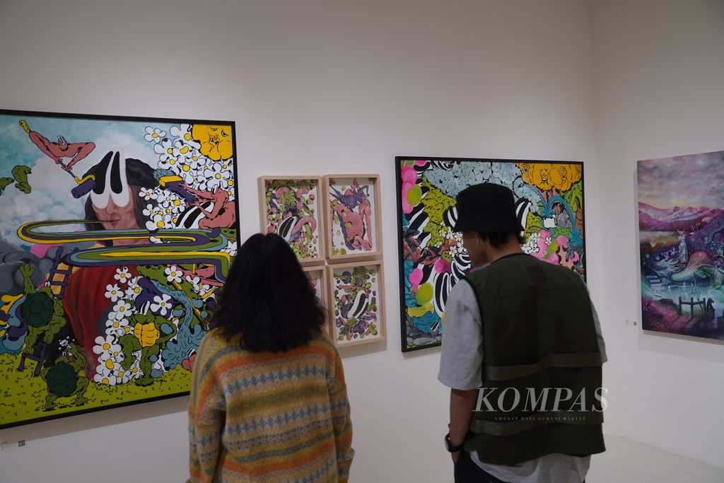 Pengunjung mengamati karya Rosyad yang berjudul ”Gusti Moal Sare” dan ”198.4” dalam pameran bertajuk Art Coolture di Jakarta Art Hub, Jakarta Pusat, Selasa (16/1/2024). 