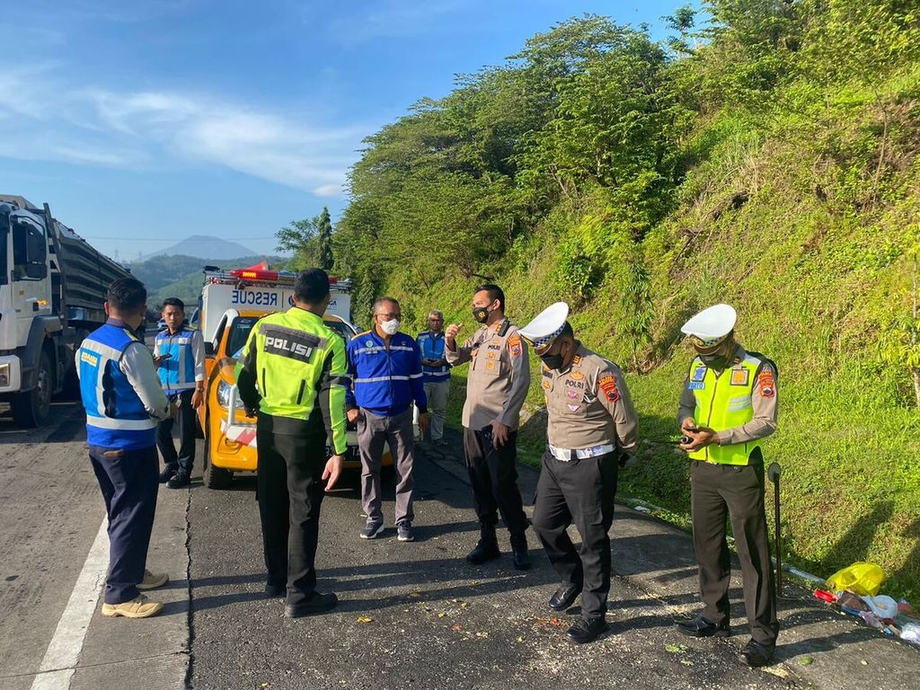 Polisi memeriksa lokasi kecelakaan lalu lintas tabrak belakang di Jalan Tol Semarang-Solo Kilometer 438, Kabupaten Semarang, Jawa Tengah, Sabtu (24/9/2022). Kecelakaan yang diduga terjadi karena pengemudi mengantuk itu mengakibatkan lima orang tewas.