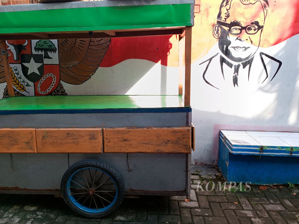Sebuah gerobak dengan latar belakang mural Bung Hatta dan Burung Garuda. 