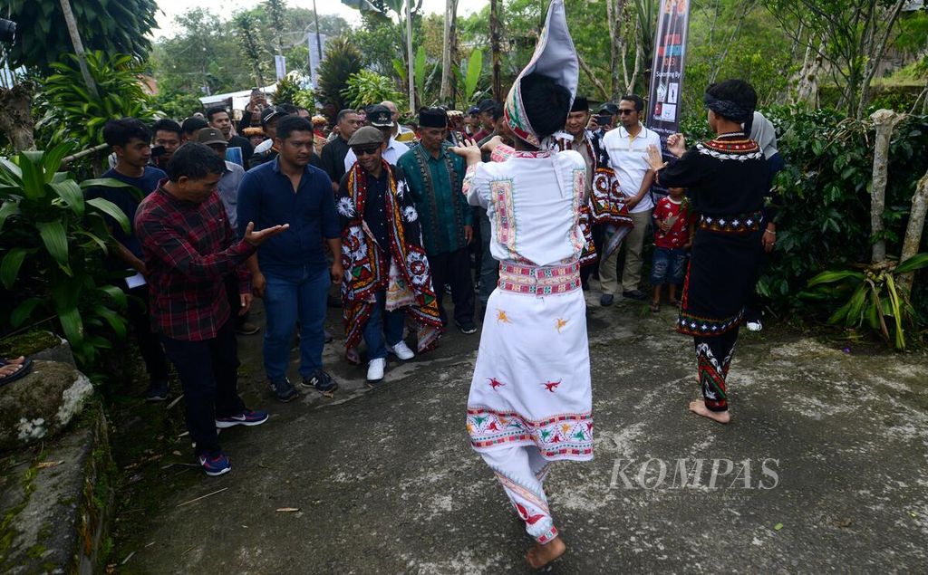 Dua remaja laki-laki membawakan tari guel untuk menyambut tamu pada Festival Panen Kopi Gayo 2023 di Desa Paya Tumpi Baru, Kecamatan Kebayakan, Kabupaten Aceh Tengah, Aceh, Sabtu (25/11/2023). 