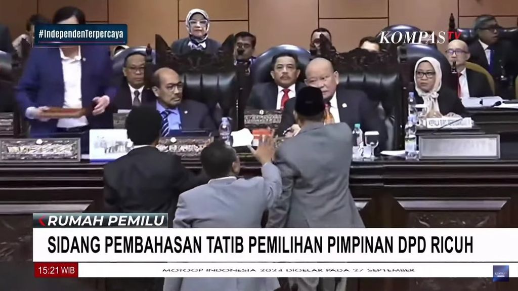 Sejumlah senator melayangkan protes kepada Ketua DPD La Nyalla Mahmud Mattalitti saat rapat paripurna di Gedung Nusantara V, Komplek Parlemen, Jakarta, Jumat (12/7/2024).