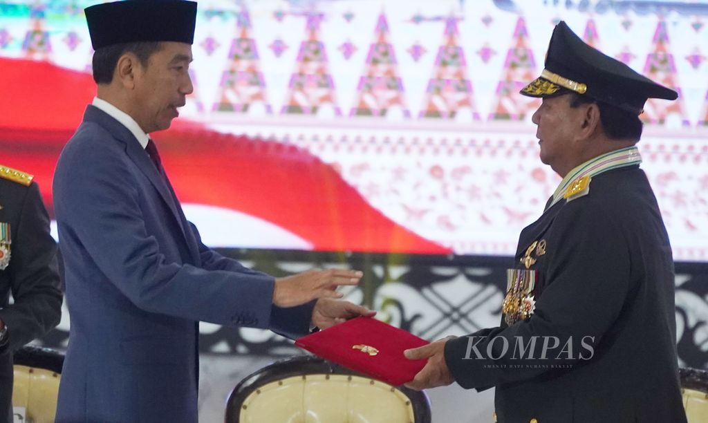 Presiden Joko Widodo memberikan surat keputusan pemberian pangkat Jenderal Kehormatan kepada Menteri Pertahanan Prabowo Subianto pada acara Rapat Pimpinan TNI-Polri di Mabes TNI Cilangkap, Jakarta Timur, Rabu (28/2/2024). 