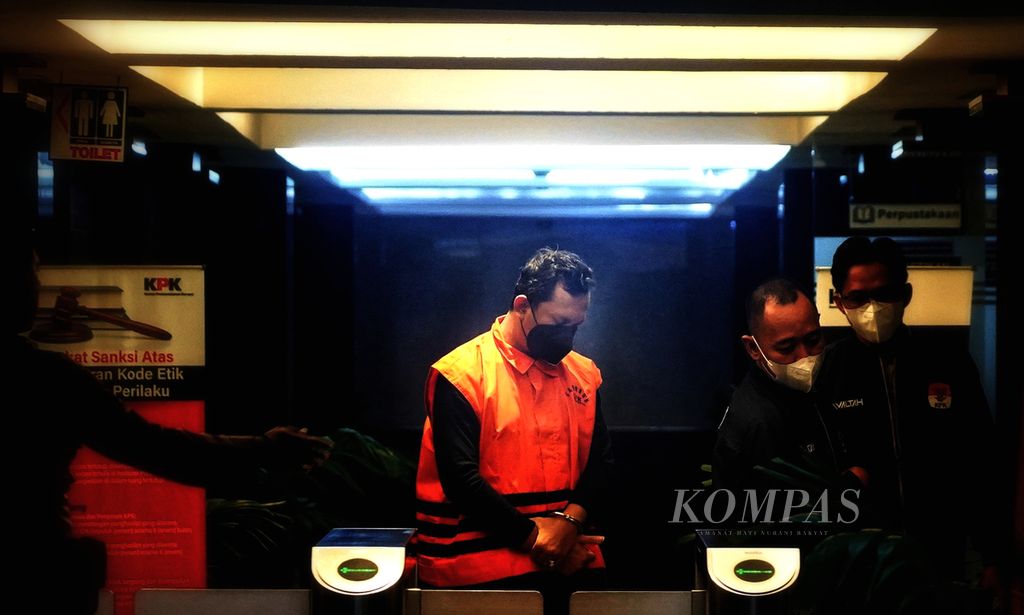 Sidoarjo Regent, Ahmad Mudhlor Ali from East Java, was escorted to a detention vehicle after his arrest was exposed at the Corruption Eradication Commission (KPK) Building in Jakarta on Tuesday (7/5/2024).
