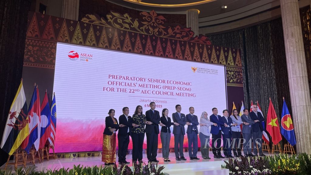 Delegasi-delegasi dari negara anggota ASEAN berfoto bersama sebelum sesi Prepatory Senior Economic Official’s Meeting di Hotel Indonesia Kempinski, Jakarta, Sabtu (6/5/2023). Sesi tersebut merupakan salah satu rangkaian acara Pertemuan Dewan Masyarakat Ekonomi ASEAN (AEC) ke-22.