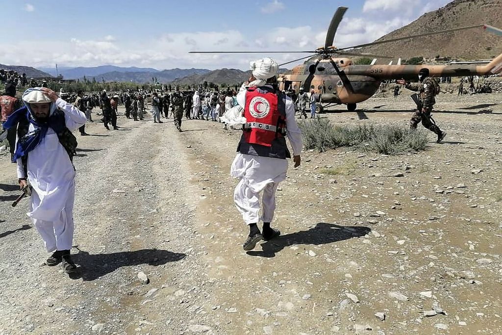 Tentara dan anggota Masyarakat Bulan Sabit Merah Afghanistan berada di dekat helikopter di area yang dilanda gempa di Distrik Gayan, Provinsi Paktika, Afghanistan timur, Rabu (22/6/2022). 