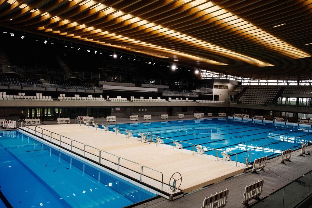 Suasana di dalam Pusat Akuatik di Saint Denis, Paris, Kamis (28/3/2024) yang akan digunakan sebagai arena lomba cabang akuatik pada Olimpiade Paris 2024.