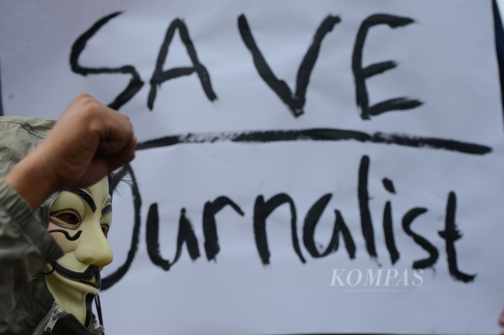 Wartawan dari media cetak, televisi, radio, dan daring menggelar aksi solidaritas bagi rekan mereka di Jalan Pahlawan, Kota Semarang, Jawa Tengah, 14 November 2014. Aksi ini terkait dengan peristiwa pemukulan wartawan oleh polisi di Makassar, Sulawesi Selatan. 