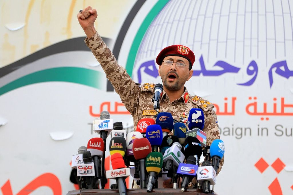 Juru Bicara Militer Houthi Brigadir Yaya Saree memberi pernyataan terkait serangan dua kapal barang di Laut Merah pada acara solidaritas pada warga Gaza di Sanaa, ibu kota Yaman, 15 Desember 2023. 