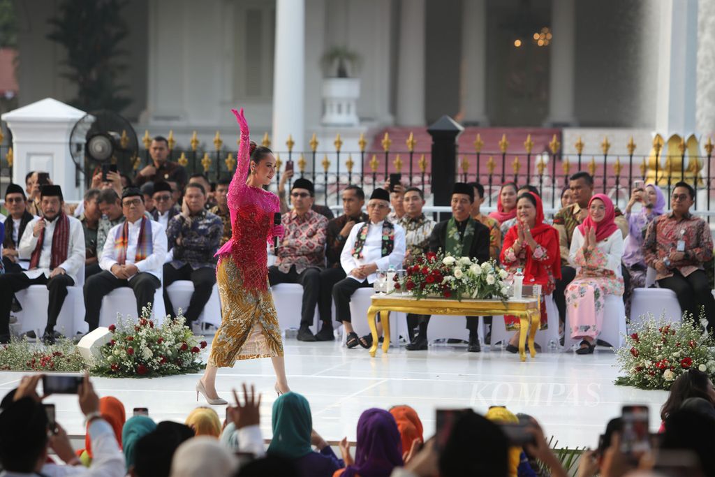 Penyanyi Bunga Citra Lestari berjalan di landas peraga dalam acara Istana Berkebaya di halaman Istana Merdeka, Jakarta, Minggu (6/8/2023). 