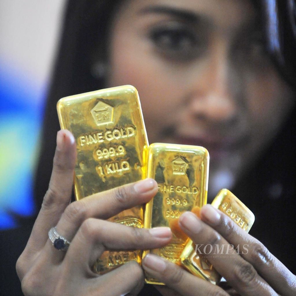 Petugas menunjukkan emas hasil produksi PT Aneka Tambang (Antam) di pabriknya di kawasan Pologadung, Jakarta, beberapa waktu lalu.  