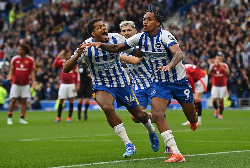 Pemain Brighton, Joao Pedro (kanan), merayakan gol kemenangan ke gawang Manchester United pada laga Liga Inggris di Brighton, Sabtu (24/8/2024). Brighton menang dengan skor 2-1.