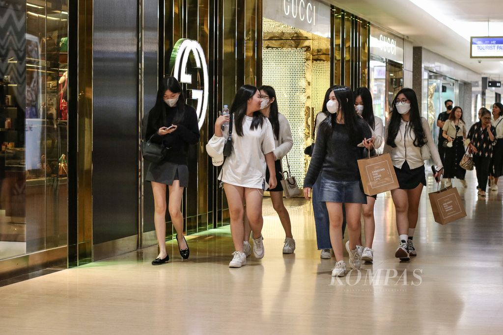 Mall visitors carry shopping bags at Plaza Indonesia, Jakarta, Saturday (18/3/2023).