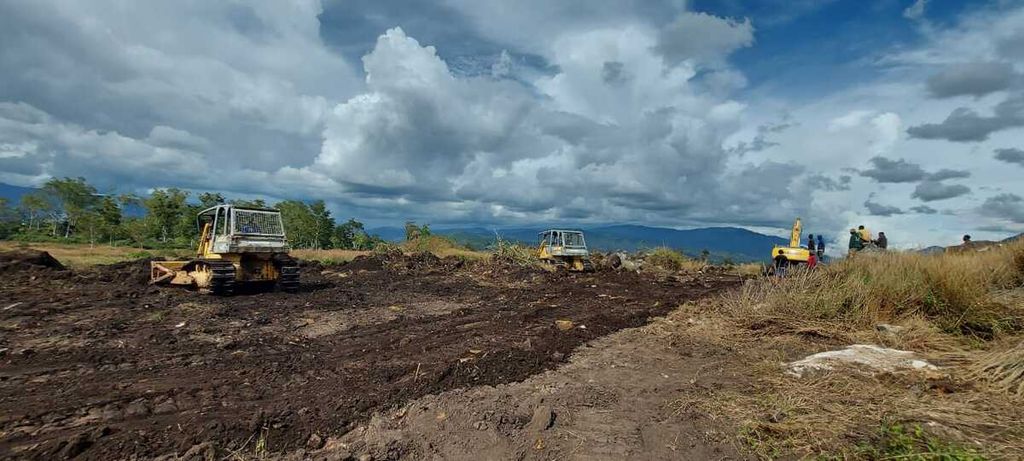 Sejumlah alat berat dikerahkan untuk membuka jalan di sekitar lahan adat di Desa Logon Owa, Distrik Wouma, Wamena, Jayawijaya, Papua Pegunungan, pada 27 Mei 2023.