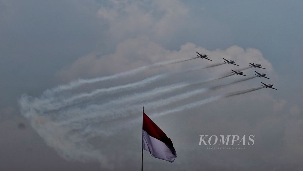 Aksi tim aerobatik Jupiter dalam acara puncak peringatan HUT Ke-77 TNI Angkatan Udara di Pangkalan TNI AU Halim Perdanakusuma, Jakarta, Minggu (9/4/2023). Upacara ini dipimpin Panglima TNI Laksamana Yudo Margono. 
