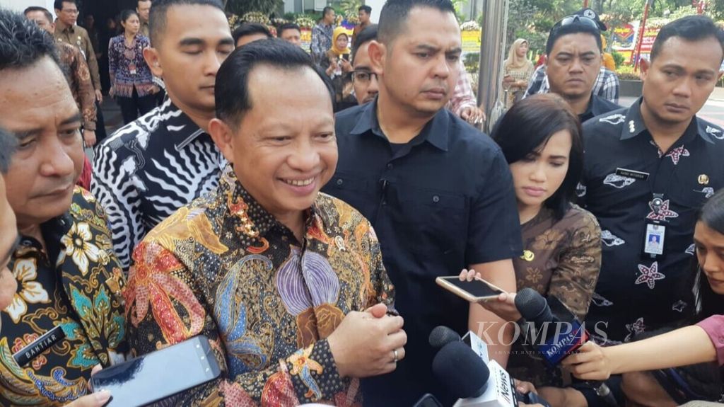 Menteri Dalam Negeri Tito Karnavian ditemui wartawan usai memimpin apel pagi perdananya pada Kamis (24/10/2019) pagi di Kemendagri, Jakarta.