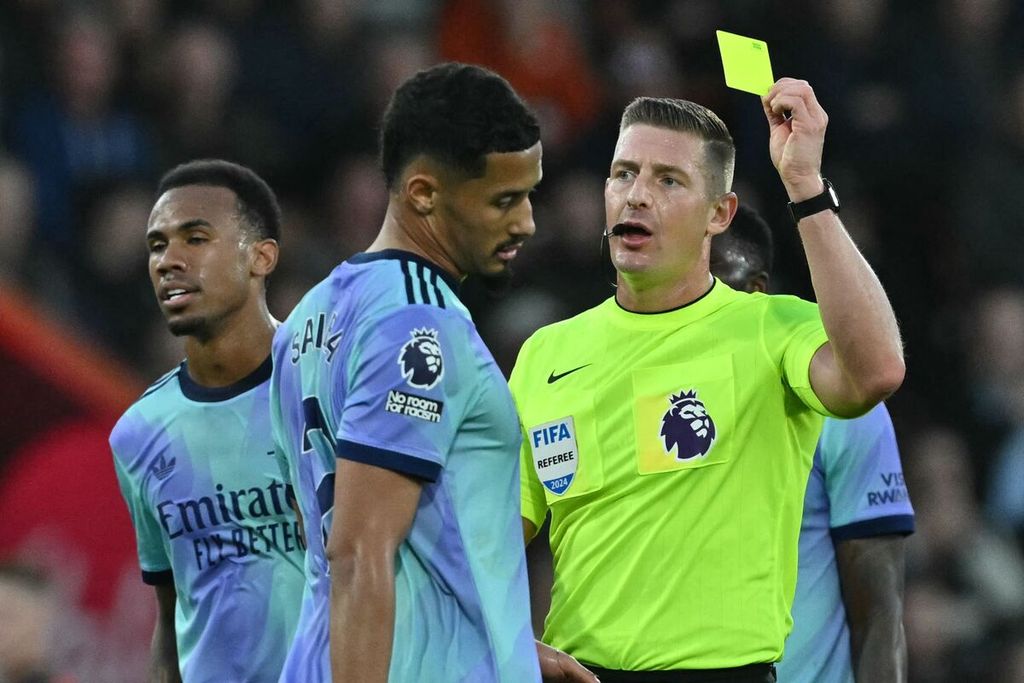 Pemain Arsenal, William Saliba (tengah), diganjar kartu kuning, yang kemudian diganti menjadi kartu merah, oleh wasit Robert Jones setelah memeriksa VAR pada laga Liga Inggris melawan Bournemouth, Sabtu (19/10/2024). Saliba pun harus absen saat Arsenal menjamu Liverpool, Minggu, 27 Oktober 2024. 