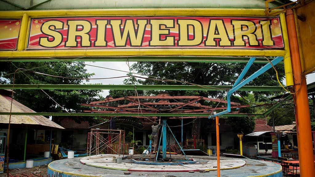 Pembongkaran Komidi Putar - Pekerja membongkar wahana komidi putar di THR Sriwedari, Solo, Jawa Tengah, Senin (11/12).