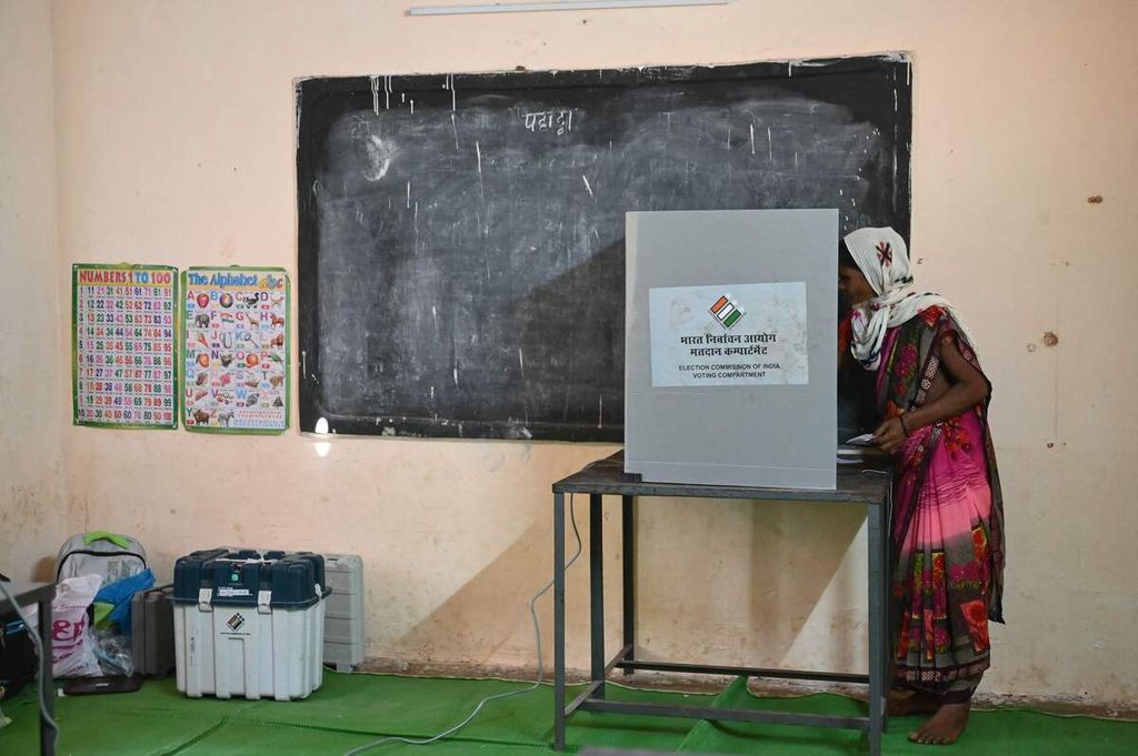 Seorang pemilih tengah memilih dalam pemilu fase pertama India di Desa Dugeli, sekitar 33 km dari kota Dantewada di Negara Bagian Chhattisgarh, India, Jumat (19/4/2024).