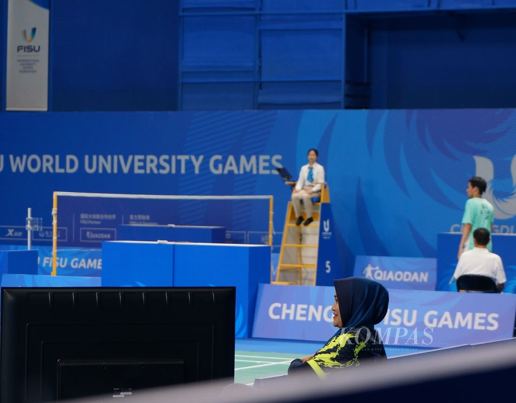 Pelatih bulu tangkis Herawati Soepandi, Jumat (4/8/2023) menyaksikan atlet Indonesia bertanding di babak penyisihan Universiade Chengdu, China.