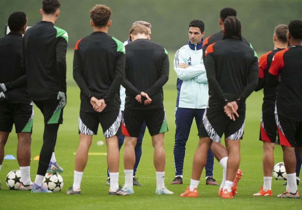 Manajer Arsenal Mikel Arteta memberi taklimat kepada pemainnya saat sesi latihan di London Colney, St Albans, Inggris, Selasa (5/11/2024). Arsenal akan bertandang ke kandang Inter Milan pada laga Liga Champions, Kamis (7/11/2024) dini hari WIB. 