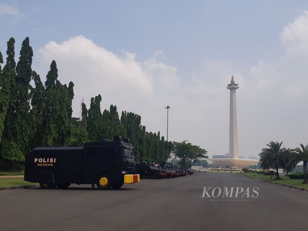 Deretan mobil Brimob Polda Metro Jaya terparkir di pelataran Monumen Nasional, Jakarta, pada Jumat (29/12/2023). 