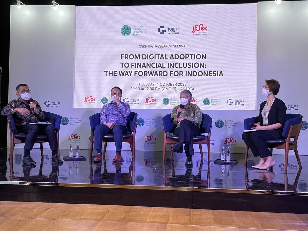Direktur Pengembangan Inklusi Keuangan Otoritas Jasa Keuangan Edwin Nurhadi (kiri) dalam seminar bertajuk "From Digital Adoption to Financial Inclusion: The Way Forward for Indonesia" di Jakarta, Selasa (4/10/2022).