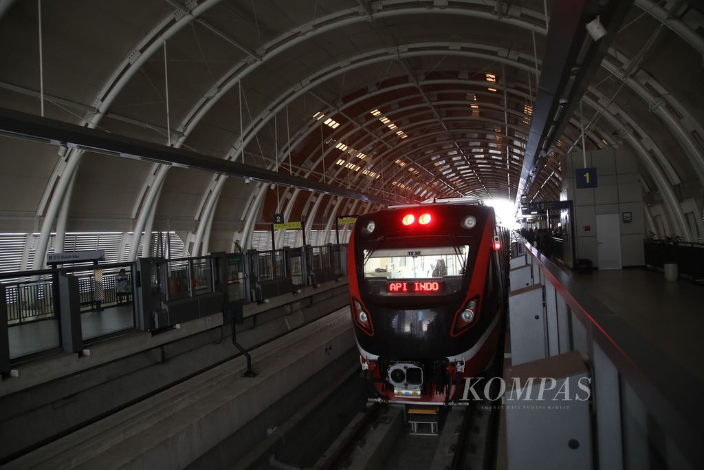 Moda lintas rel terpadu (LRT) Jabodebek di Stasiun Dukuh Atas, Jakarta, Kamis (6/7/2023). LRT Jabodebek akan melakukan uji coba dengan penumpang secara terbatas atau <i>soft launching </i>pada 12 Juli 2023 dan pada 18 Agustus 2023 akan dioperasikan berbayar. LRT Jabodebek memiliki 6 kereta atau gerbong. Adapun kapasitasnya sekitar 1.308 penumpang, terdiri dari 174 penumpang duduk dan sisanya berdiri.