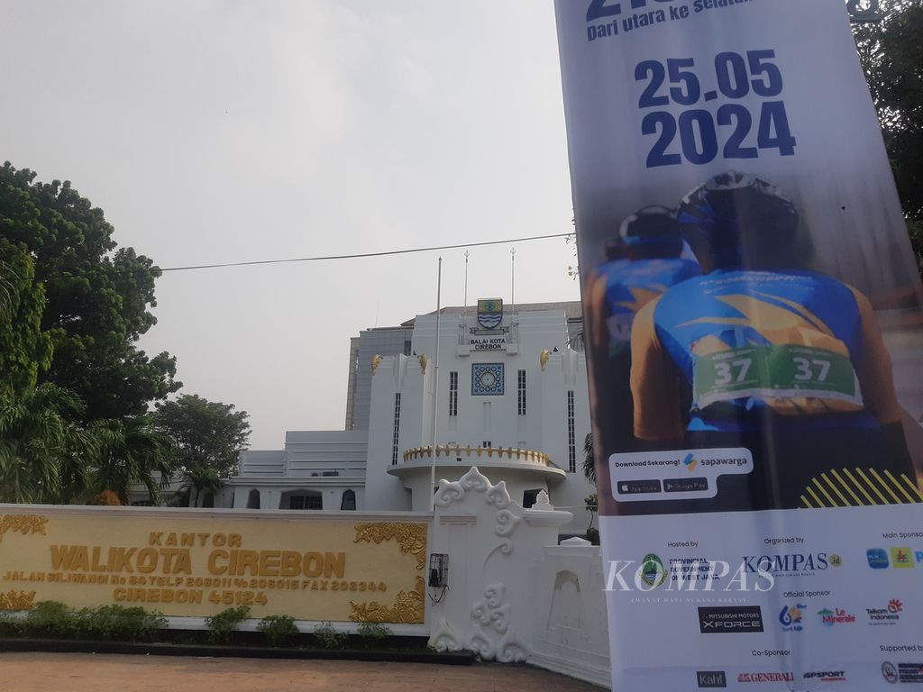 The view of Cirebon's City Hall in West Java on Thursday (May 23, 2024) afternoon. The century-old building became the starting point for Cycling de Jabar, a prestigious cycling race event in West Java. Cycling de Jabar began in Cirebon and will pass through Kuningan Regency, Majalengka, Ciamis, Banjar City, and end in Pangandaran at a distance of 213 kilometers.