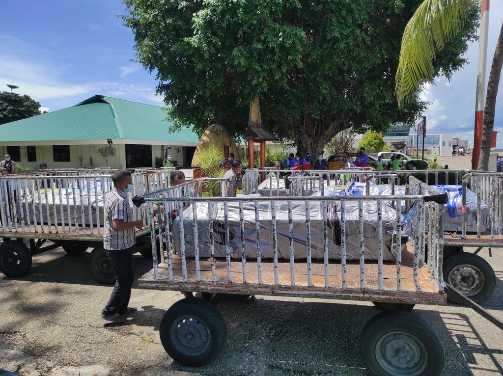 Jenazah korban kecelakaan di Pegunungan Arfak, Papua Barat, tiba di Bandara El Tari, Kupang, Nusa Tenggara Timur, pada Kamis (14/4/2022). Sebanyak 18 pekerja asal NTT meninggal dalam kecelakaan <i>dump truck </i>pada Rabu (13/4/2022) dini hari.