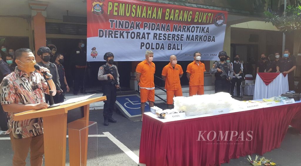 Direktur Reserse Narkoba Polda Bali Komisaris Besar Mochamad Khozin (kiri) memberikan laporan perihal kegiatan pemusnahan barang bukti tindak pidana narkoba Ditresnarkoba Polda Bali.