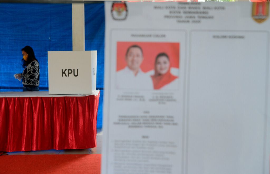 Gambar salah satu calon wali kota dan calon wakilnya berdampingan dengan kotak kosong ditempelkan di Gedung Sobokartti, Kota Semarang, Jawa Tengah, Rabu (9/12/2020). 