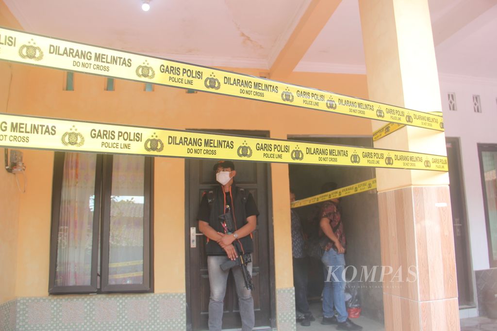 Polisi berjaga di salah satu rumah yang digunakan untuk produksi cairan <i>happy water</i>, Jumat (3/11/2023), di Kalurahan Baturetno, Kapanewon Banguntapan, Kabupaten Bantul, Daerah Istimewa Yogyakarta. 