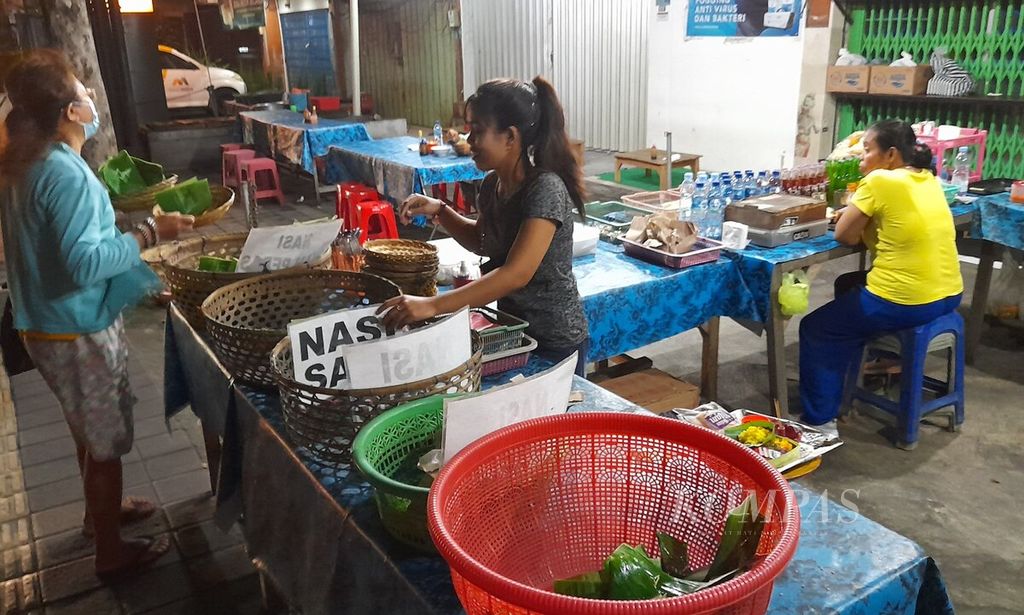 Lokasi penjualan nasi jinggo di Kota Denpasar, Bali, memanfaatkan tempat kosong di emper toko, misalnya di kawasan Jalan Thamrin, Kota Denpasar, ketika didokumentasikan pada Jumat (8/4/2022). Nas jinggo menjadi menu lokal di Kota Denpasar.