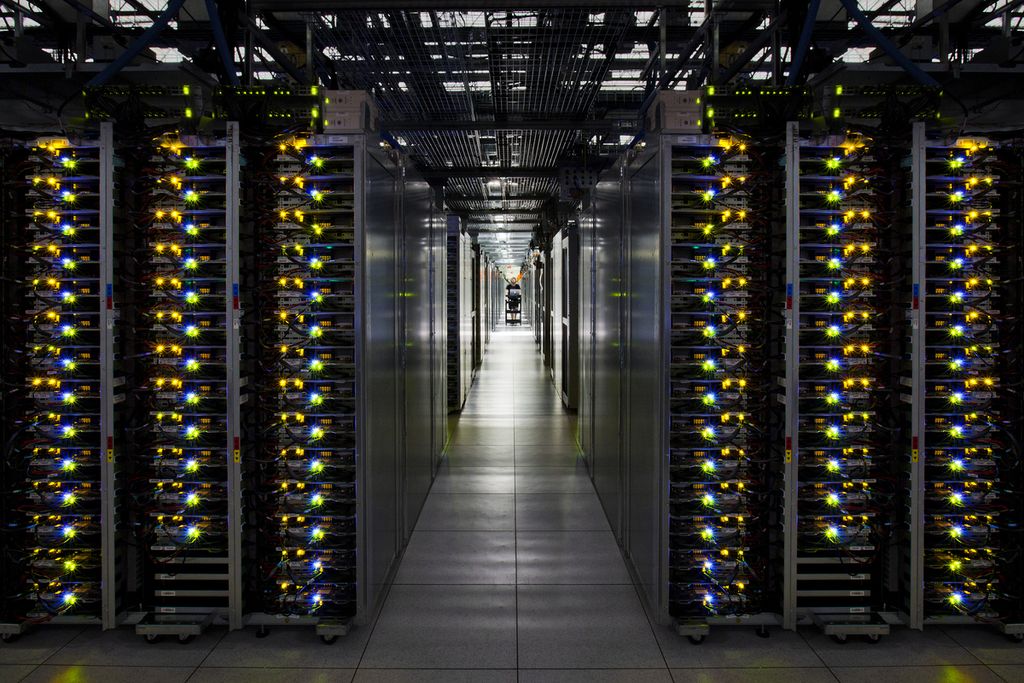 Dalam foto yang diambil pada 24 Februari 2012 ini tampak ruangan pusat data milik Google Cloud Platform (GCP) di Douglas County, Georgia, Amerika Serikat.