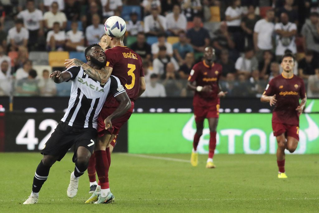 Penyerang Udinese Isaac Success (kiri) dan bek Roma, Roger Ibanez, berebut bola pada laga Liga Italia antara Udinese dan AS Roma di Stadion Friuli, Udine, Italia, Senin (5/9/2022) dini hari WIB. Udinese menaklukkan Roma, 4-0. 