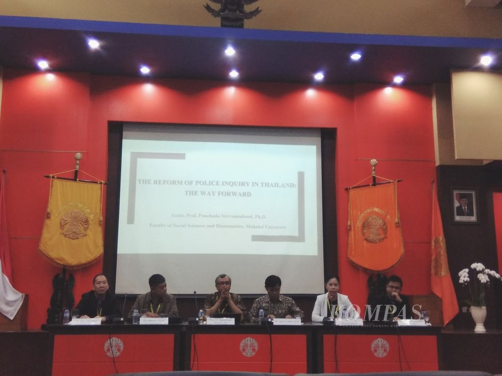 Ilmuwan Kriminologi Asia Tenggara dalam Simposium Kriminologi ASEAN yang diselenggarakan Universitas Indonesia, Senin (4/9). Salah satunya, kriminolog dari FISIP UI, Iqrak Sulhin (empat dari kiri).